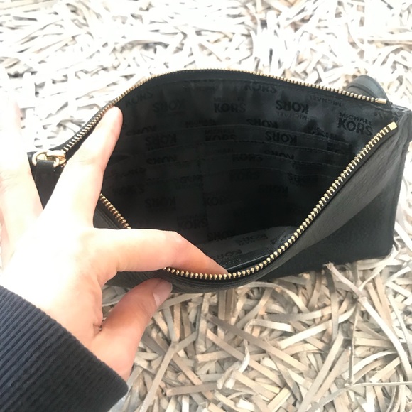 Michael Kors black and white wristlet - Picture 4 of 7